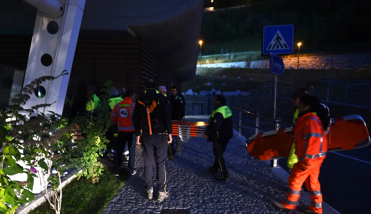 Regu penyelamat didatangkan untuk mengevakuasi penumpang di jalur Mont Blanc, Pegunungan Alpen, Kamis (8/9). 33 orang terjebak semalaman di kereta gantung yang mendadak berhenti di ketinggian lebih dari 3.000 meter. (AFP PHOTO/Jean-Pierre CLATOT)