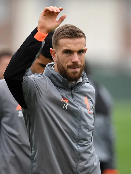 Gelandang Liverpool, Jordan Henderson melakukan pemanasan saat latihan di kompleks pelatihan Melwood di Liverpool, Inggris (25/9). Liverpool akan bertanding melawan Spartak Moscow pada Grup E Liga Champions. (AFP Photo/Paul Ellis)