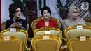 Ketua Umum Partai Solidaritas Indonesia (PSI) Grace Natalie (tengah) saat menghadiri pelantikan Presiden dan Wapres 2019 di Gedung MPR/DPR/DPD RI, Senayan, Jakarta, Minggu (20/10/2019). Jokowi-Ma'ruf Amin resmi dilantik sebagai Presiden dan Wapres RI periode 2019-2024. (Liputan6.com/Johan Tallo)