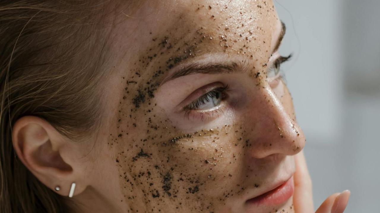 Ketika dioleskan pada kulit, antioksidan dan nutrisi dalam kopi bekerja langsung pada sel-sel kulit, memberikan sejumlah manfaat yang beragam. Berikut adalah tujuh manfaat utama masker kopi untuk kulit:
