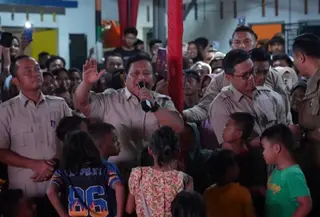 Prabowo dan warga Tapsel di Pengungsian (Dok: Biro Pers)