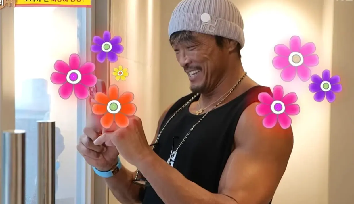 Wajah bangga Choo Sung Hoon melihat putrinya tumbuh menjadi anak yang cantik, cerdas dan berbakat. (Foto: YouTube/ KBS Entertain)