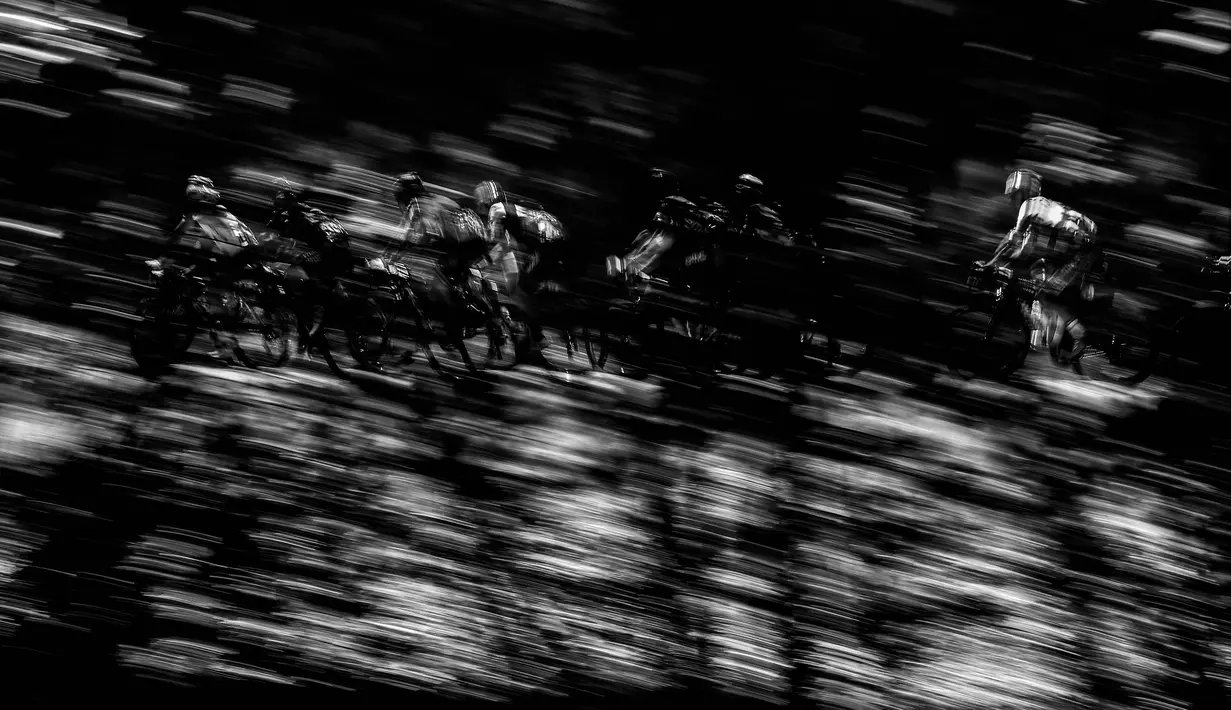 Para pebalap melintasi pepohonan pada etape kelima dengan jarak 216 km pada edisi 103 tahun Tour de France, (6/7/2016), melewati Limoges dan Le Lioran. (AFP/Jeff Pachoud)