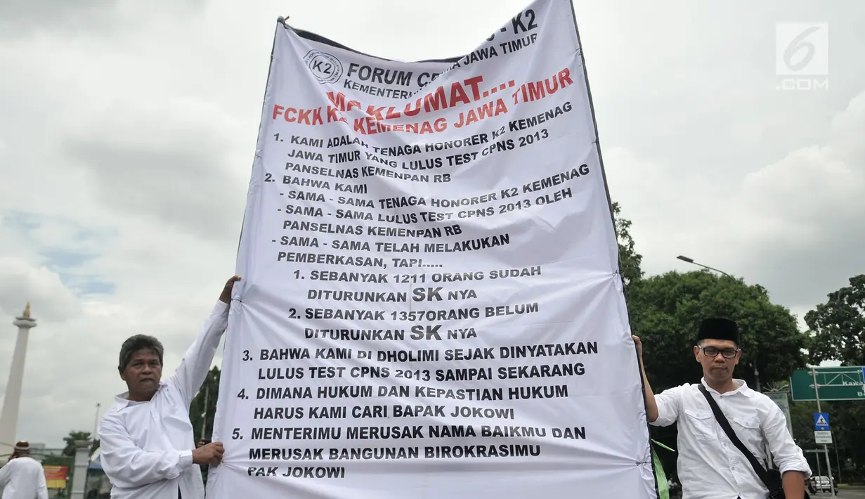 Massa yang tergabung dalam Forum CPNS K2 Kemenag (FCKK) Jawa Timur saat menggelar aksi di depan Istana, Jakarta, Senin (11/3). (merdeka.com/Iqbal S. Nugroho)