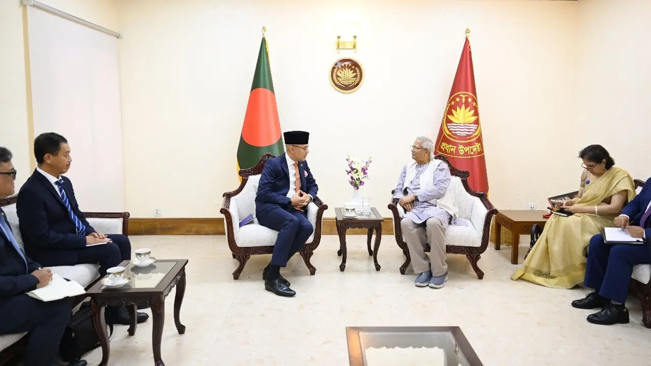 Pertemuan bilateral antara Wamenlu RI Arrmanatha Nassir dengan Perdana Menteri Ad Interim Bangladesh Profesor Muhammad Yunus di Dhaka, Bangladesh, Selasa (3/6/2025). (Dok. Kemlu RI)