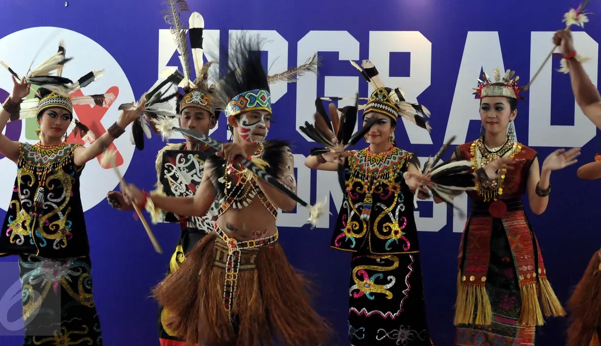 Penari daerah membuka acara peluncuran progam OLX Upgrade Indonesia, Jakarta, Jumat, (14/8/2015). Program ini mengajak masyarakat memperbaiki kualitas hidup dengan memperbarui telepon genggam yang dapat mengakses internet. (Liputan6.com/Johan Tallo)