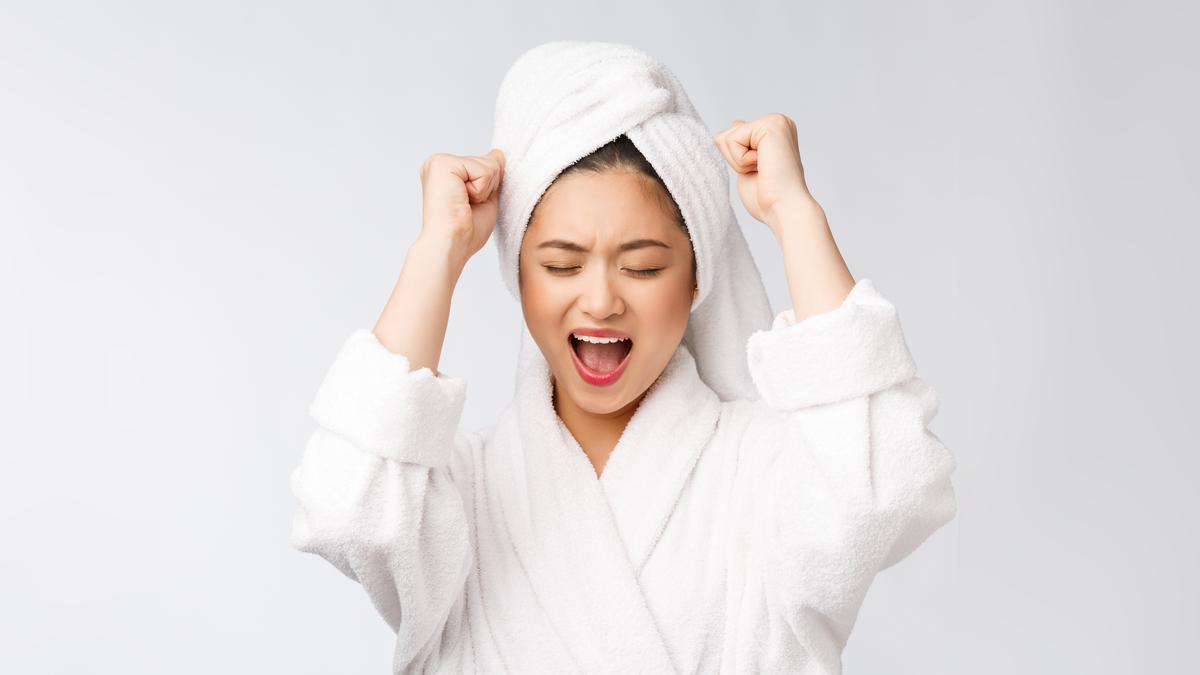 Keramas Menggunakan Air Dingin atau Hangat? Ini Penjelasannya