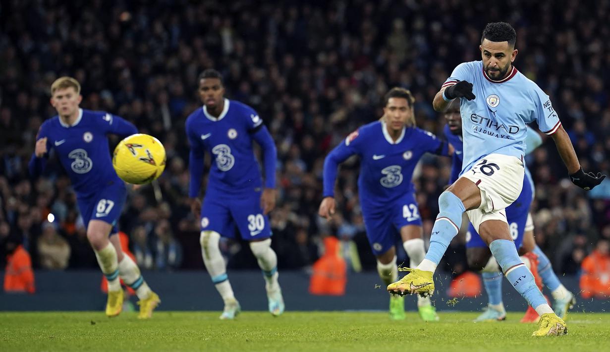 Alih-alih berhasil memperkecil ketertinggalan, Chelsea malah kembali kebobolan pada menit ke-84. The Cityzens lagi-lagi dapat hadiah penalti dari wasit stelah Foden dilanggar Kalidou Koulibaly di kotak terlarang. Kali ini, Riyad Mahrez menjadi algojo dan sukses menaklukkan Kepa. (AP Photo/Dave Thompson)