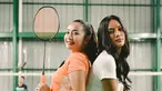 Hesti Purwadinata berpose dengan Erika Carlina saat latihan jelang melawan Raisa dan Anya Geraldine di acara Vindes Sport bertajuk Tepok Bulu 2022. Jelang pertandingan tersebut, Hesti dan Erika tampak melatih kemampuan mereka bermain bulu tangkis di lapangan. (Instagram/ hestipurwadinata)
