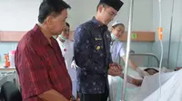 Zumi Zola mencoba menenangkan Indah, mahasiswi Universitas Jambi yang mengalami luka bakar serius akibat kesetrum. (Dok. Humas dan Protokol Pemprov Jambi/B Santoso)