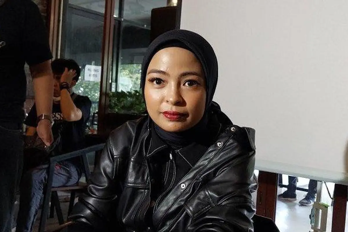 Tantri Kotak memulai debut solo karirnya dengan single Candu Dalam Rindu.