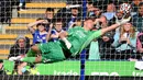 Aaron Ramsdale merupakan salah satu pemain yang paling berjasa atas comback sensasional Arsenal. Ia berhasil menjadi kiper yang solid dengan catatan empat kali clean sheet dan delapan kali penyelamatan gemilang. Ramsdale tentu akan menjadi kunci The Gunners saat melawan Watford. (AFP/Justin Tallis)