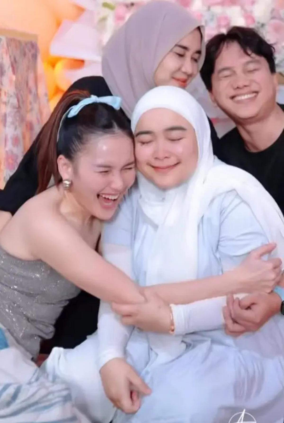 Potret Cantik  Natural Ayu Ting-Ting di Ultah Assyifa, Dikira KPop Idol dengan Wajah Nyaris Tanpa Makeup