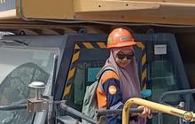 Menengok Aksi Srikandi Sopir Truk Tambang, Tetap Tampil Cantik Meski Kerjanya Sangar