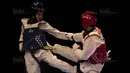 Atlet taekwondo Indonesia, Shaleha Fitriana (biru), saat melawan Nguyen Ha Thi pada final kelas kyorugi -62 SEA Games di KLCC, Kuala Lumpur, Minggu (27/8/2017). Kalah di final, Shaleha harus puas meraih perak. (Bola.com/Vitalis Yogi Trisna)