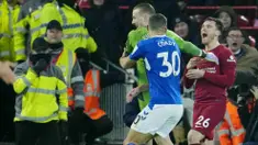 Pemain Liverpool, Andrew Robertson, menertawakan kiper Everton, Jordan Pickford, pada laga Liga Inggris di Stadion Anfield, Selasa (14/2/2023). Derby Merseyside selalu diwarnai tensi panas. (AP Photo/Jon Super)