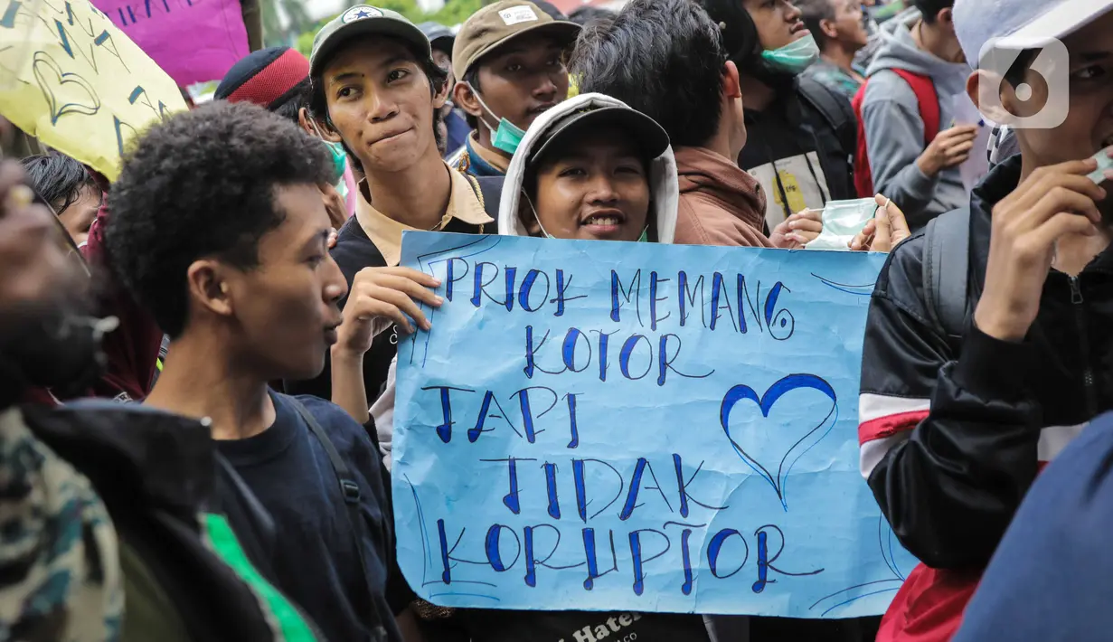 Warga Tanjung Priok membawa poster bertulis 'Priok Memang Kotor Tapi Tidak Koruptor' saat berunjuk rasa di depan Gedung Kemenkumham, Jakarta Selatan, Rabu (22/1/2020). Mereka menuntut Menkumham Yasonna Laoly minta maaf atas ucapannya yang menyinggung warga Tanjung Priok. (Liputan6.com/Faizal Fanani)
