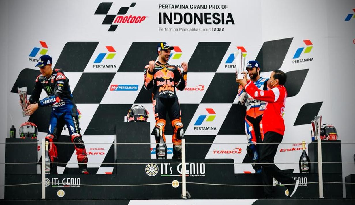 Presiden Joko Widodo memberikan piala kepada pemenang MotoGP Indonesia 2022 Miguel Oliveira di Sirkuit Mandalika, Lombok, Nusa Tenggara Barat, Minggu (20/3/2022). (Foto: Laily Rachev-Biro Pers Sekretariat Presiden)