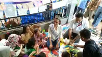 Fatma Ayu Puteri Indonesia Jawa Timur 2017 bersama dengan brand Mustika Ratu menjenguk dan memberikan bantuan kepada korban longsor Ponorogo