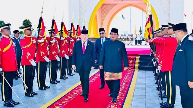 Yang di-Pertuan Agong XVII Sultan Ibrahim menganugerahkan tanda jasa kehormatan Darjah Kerabat Johor Yang Amat Dihormati Pangkat Pertama (D.K I Johor) kepada Presiden Prabowo Subianto.