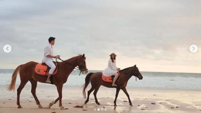 Chelsea Islan dilamar kekasihnya, Rob Clinton Kardinal di tepi pantai