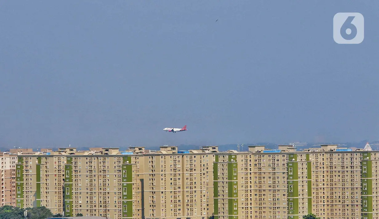 Sebuah pesawat terbang melintasi langit Jakarta. (Liputan6.com/Angga Yuniar)