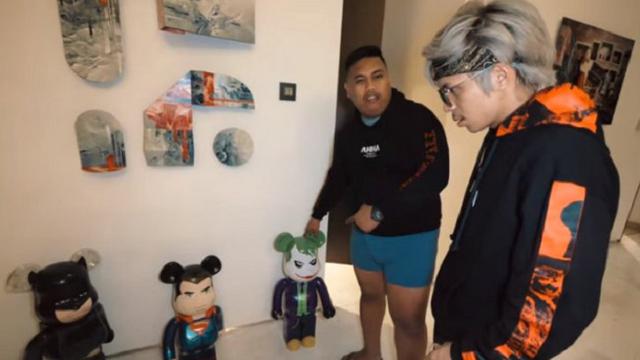 Ajudan Pribadi koleksi mainan mahal di dalam apartemennya (YouTube Atta Halilintar)