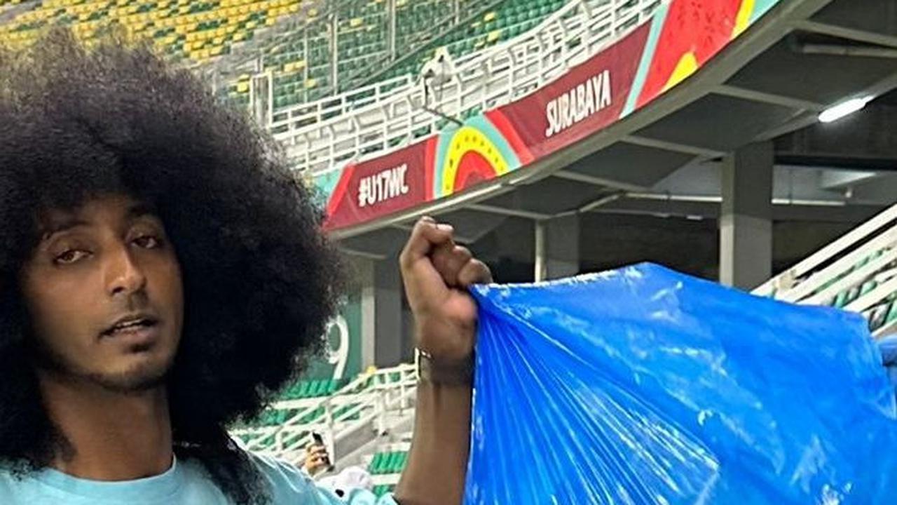 Salut! Suporter Timnas Indonesia Bersih-Bersih Stadion Gelora Bung Tomo Usai Tonton Piala Dunia U-17