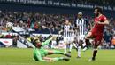 Aksi pemain Liverpool, Mohamed Salah saat membobol gawang West Bromwich pada lanjutan Premier League di The Hawthorns, West Bromwich, (21/4/2018).  West Bromwich imbangi Liverpool 2-2. (Nigel French/PA via AP)