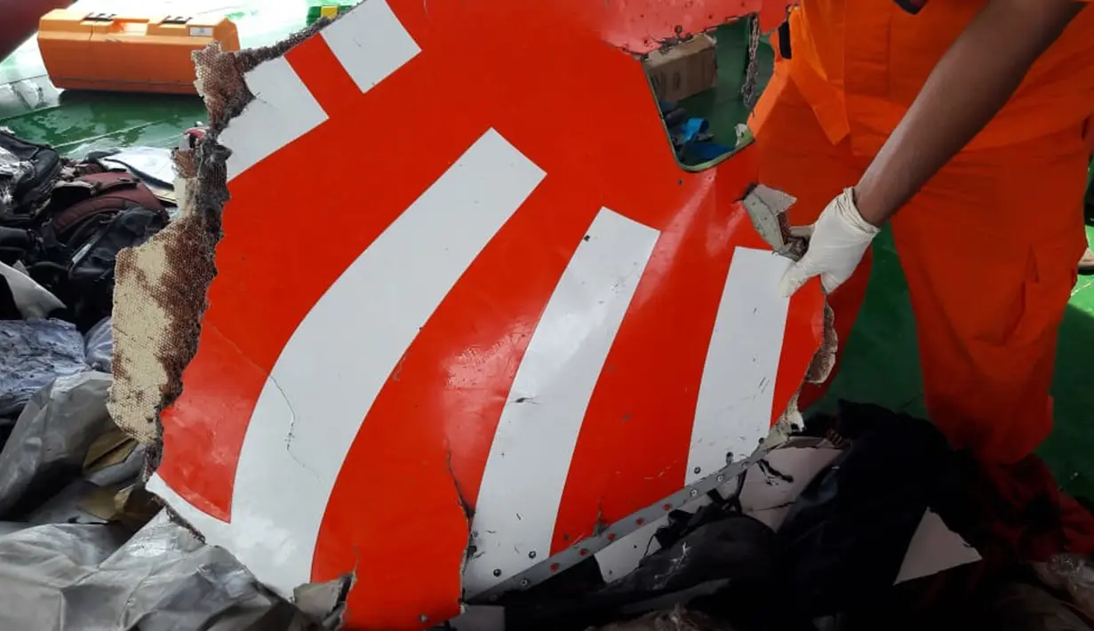 Petugas memperlihatkan puing pesawat Lion Air bernomor penerbangan JT-610 rute Jakarta-Pangkalpinang yang jatuh di perairan Tanjung Karawang, Jawa Barat, Senin (29/10). Pesawat itu membawa 189 orang, termasuk penumpang dan kru pesawat. (Dok. Basarnas)