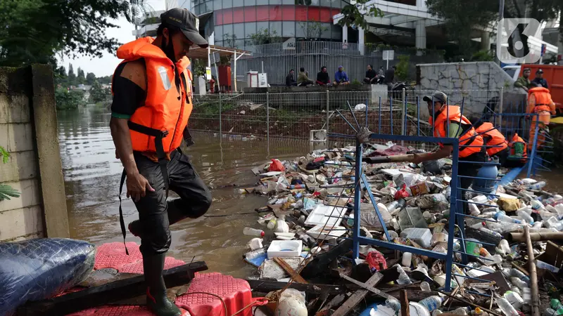 FOTO: Petugas UPK Badan Air DLH DKI Jakarta Berjibaku Bersihkan Sumbatan Aliran Air Kali Mampang