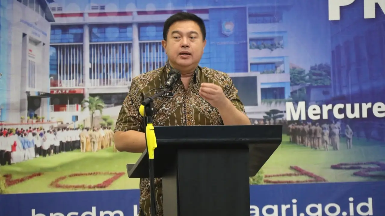 Sekretaris Jenderal (Sekjen) Kementerian Dalam Negeri (Kemendagri) Tomsi Tohir saat memberikan arahan pada kegiatan Pendalaman Tugas Pimpinan dan Anggota DPRD Provinsi Jatim di Hotel Mercure Ancol, Jakarta.