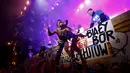 Aksi Frah, vokalis dari Shaka Ponk pada Festival Woodstock ke-21 di Kostrzyn-upon-Odra, Polandia, Jumat (31/7/2015). Sekitar 200.000 orang hadir di festival yang digagas wartawan Polandia & kampanye sosial Jerzy Owsiak. (REUTERS/Kacper Pempel)
