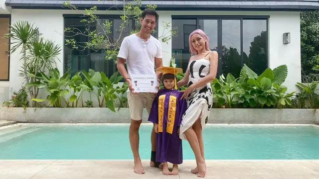 6 Foto Wisuda Putra Jessica Iskandar, Gunakan Atribut Lengkap Meski ‘Di Rumah Aja’