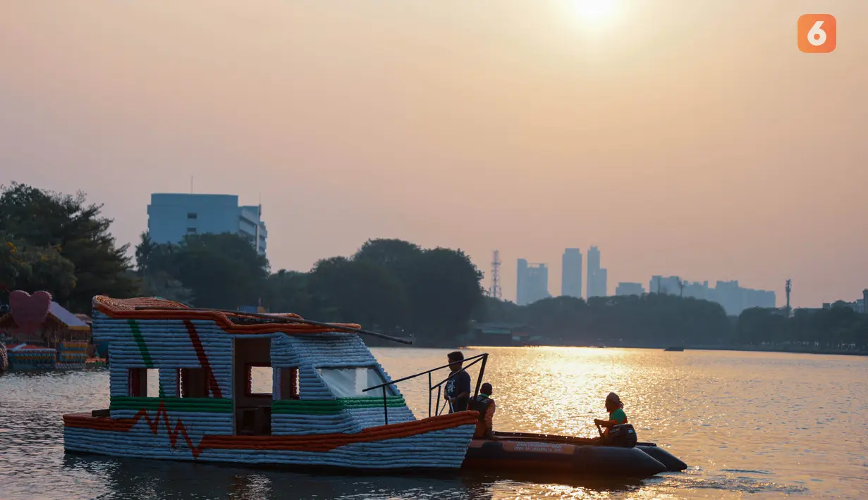 Sejumlah perahu berbahan botol plastik bekas karya Pasukan Oranye DLH DKI Jakarta berjajar di kawasan Danau Sunter Selatan, Jakarta Utara, Selasa (13/10/2026). Melalui Festival Perahu Cinta Lingkungan (CiLung Fest) 2026, masyarakat diajak meningkatkan kepedulian terhadap lingkungan dengan mengurangi penggunaan plastik sekali pakai dan memanfaatkan kembali barang bekas. (KLY/Budy Santoso)