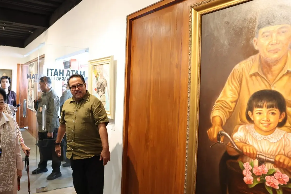 Ketua Umum PDI Perjuangan (PDIP), Megawati Soekarnoputri menyusuri ruang pameran seni rupa bertajuk 'Mata Hati Soekarno; di Le Gareca Space, Bantul, Yogyakarta.