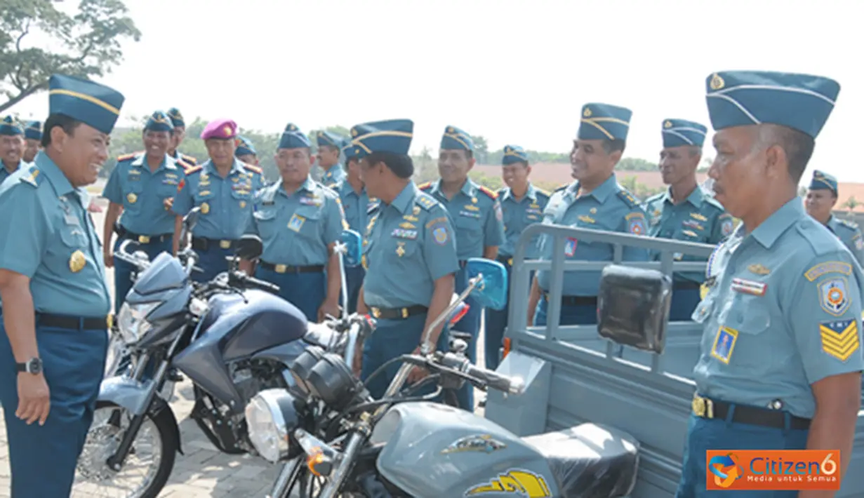 Citizen6, Surabaya: Dalam rangka menunjang kegiatan opersional di lembaga pendidikan, Ksal Laksamana TNI Soeparno memberikan bantuan 162 sepeda dinas bagi Kobangdikal di Joglo Moelyadi, Kesatrian Bumimoro, Senin, (22/10).(Pengirim: Penkobangdikal). 