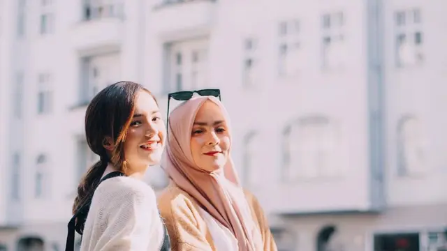 6 Potret Kebersamaan Beby Tsabina dan Ibunda, Bak Kakak Adik