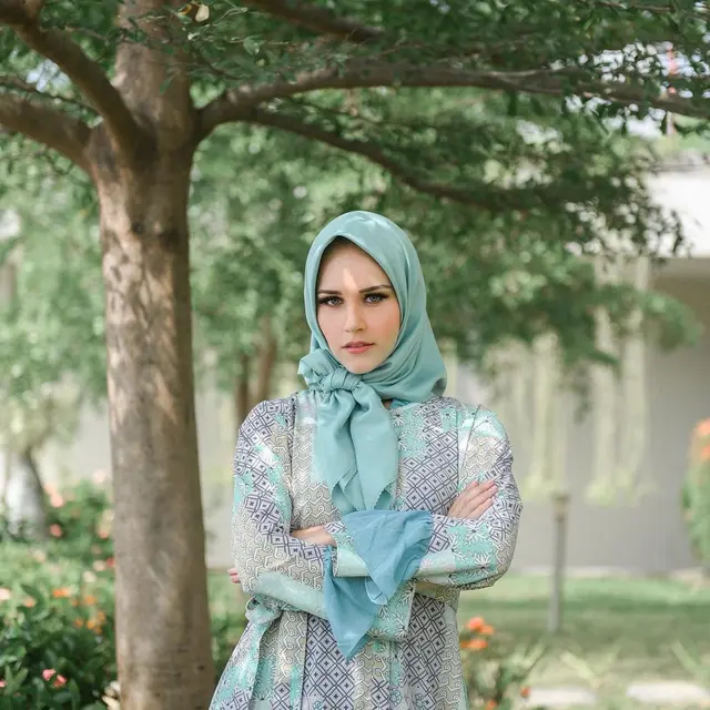 6 Potret Tiphaine Poulon, Model Asal Prancis yang Mualaf Usai Dinikahi Pria Aceh
