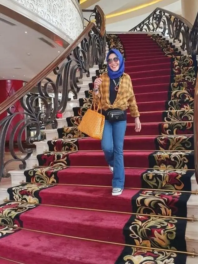Pakai Strap Masker Emas, Ini 6 Potret Modis Ibu Ayu Ting Ting