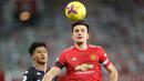 Harry Maguire (kanan) menjadi andalan Solskjaer di posisi bek tengah. Ia mampu mencatat enam tekel, satu blok, lima intersep, dan 25 Sapuan. Maguire juga memiliki kemampuan memenangkan 11 dari 15 duel udara dan 14 kali melakukan umpan lambung yang akurat. (AFP/Pool/Carl Recine)