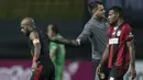 Kapten Persipura, Boaz Solossa, bersalaman dengan pelatih Bhayangkara FC, Simon McMenemy, usai laga Liga 1 Indonesia di Stadion Patriot, Bekasi, Sabtu (9/9/2017). Bhayangkara FC menang 2-1 atas Persipura. (Bola.com/Vitalis Yogi Trisna)