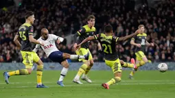 Pemain Tottenham Hotspur Lucas Moura (kedua kiri) mencetak gol ke gawang Southampton pada pertandingan ulangan babak keempat Piala FA di Tottenham Hotspur Stadium, London, Inggris, Rabu (5/2/2020). Tottenham Hotspur menang 3-2. (AP Photo/Kirsty Wigglesworth)