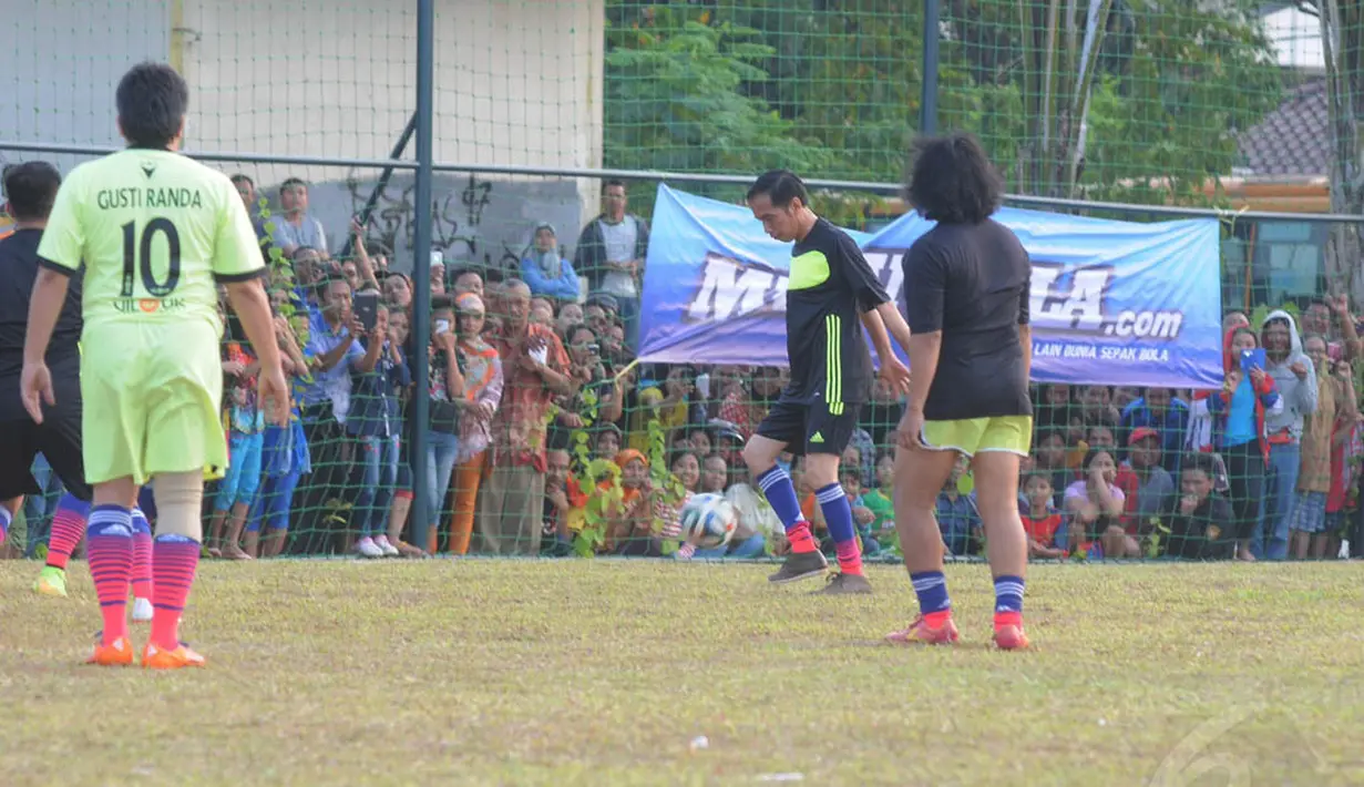 Jokowi sempat memperlihatkan kebolehannya menggiring dan mengoper bola kepada rekan satu timnya seperti Darius Sinathrya dan Judika, Jakarta, Minggu (17/8/14). (Liputan6.com/Herman Zakharia)