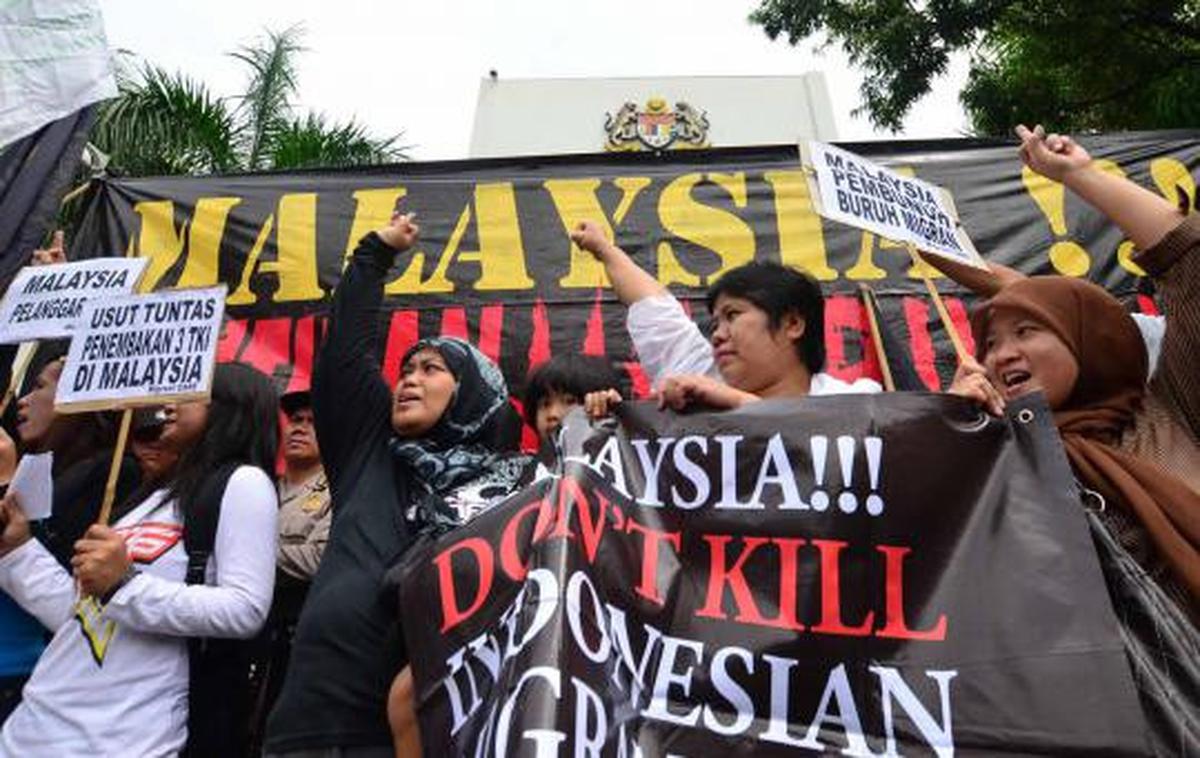 Demonstran yang tergabung dalam Migrant Care menggelar aksi di depan K 