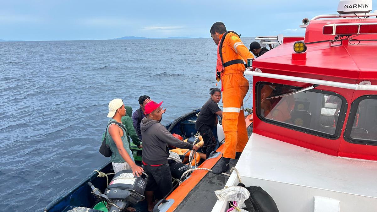 Lambung Kapal KM Anaia Bocor,16 Orang Terombang-ambing di Tengah Laut