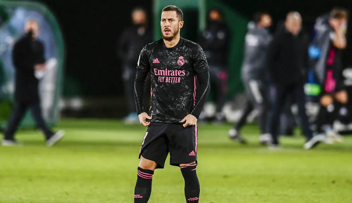 Penyerang Real Madrid, Eden Hazard, tampak kecewa usai gagal mengalahkan Elche pada laga Liga Spanyol di Stadion Manuel Martinez Valero, Rabu (30/12/2020). Kedua tim bermain imbang 1-1. (AP/Jose Breton)