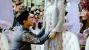 Sentuhan motif floral pada gaunnya memberikan kesan feminin yang lembut, sementara siluetnya yang sederhana tetap mencerminkan kenyamanan sebagai ibu hamil. Gaun ini dilengkapi dengan hijab senada yang membuat penampilannya semakin anggun dan bersahaja, serasi dengan tema acara yang intim dan penuh kebahagiaan. [@chand_kelvin].