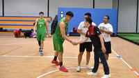 Chef de Mission (CdM) kontingen Indonesia di SEA Games 2023, Lexyndo Hakim, mengunjungi pemusatan latihan nasional (pelatnas) tahap kedua tim nasional basket 3x3 putra, di Playfield Court, Palmerah, Jakarta Barat, pada Selasa 26 April 2023. (Dok. NOC Indonesia)