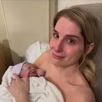 Bukan glamor atau full makeup seperti di atas panggung, Meghan Trainor tampil apa adanya. Dengan rambut diikat sederhana dan wajah natural, ia memeluk bayi mungilnya yang masih mengenakan topi newborn dan diselimuti handuk putih. [@meghantrainor].